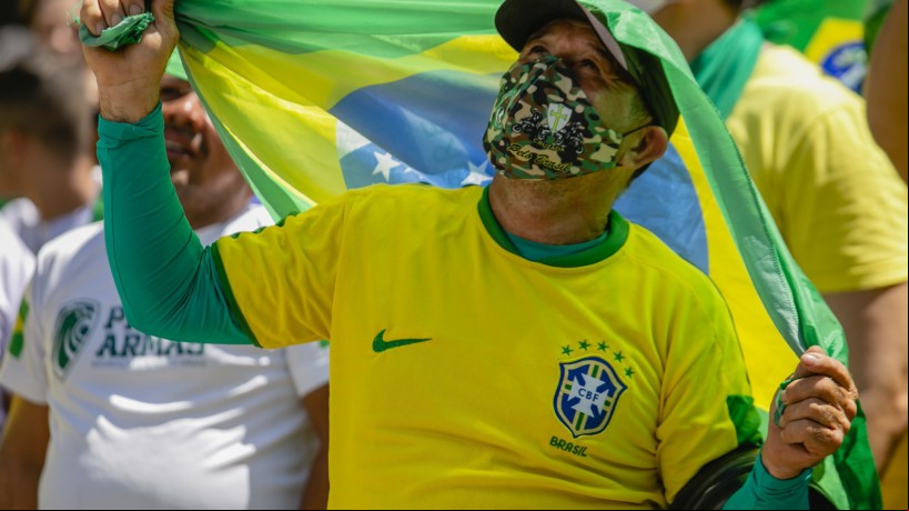 Camisa da seleção de futebol usada em manifestação política
