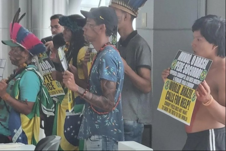 Indígenas invadem sala de aeroporto em Brasília em ato contra Lula