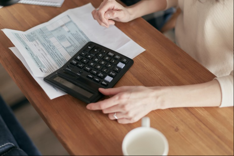 Conforme as regras atuais, a tabela do Imposto de Renda 2025 mantém a taxa de isenção em R$ 2.259,20