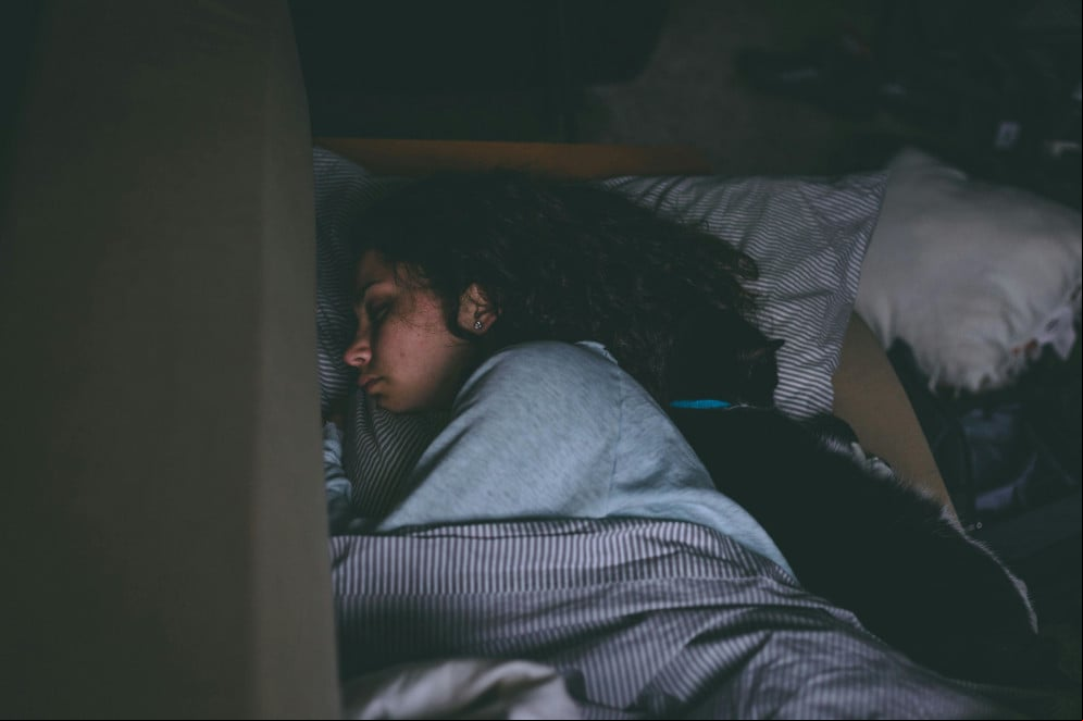 Noites de sono ruim não descansam o cérebro e levam a lapsos de memória, explica especialista