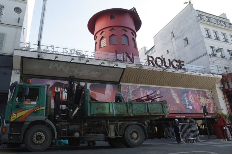 Trabalhadores retiram as pás do Moulin Rouge, que desabaram nesta quinta-feira, 25 Trabalhadores retiram as pás do Moulin Rouge, que desabaram nesta quinta-feira, 25