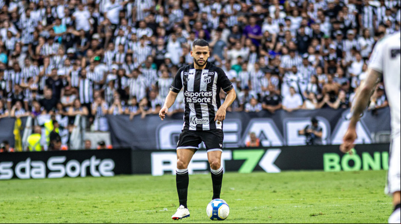 Volante De Lucca no jogo Ceará x Operário, no Castelão, pelo Campeonato Brasileiro Série B 2024