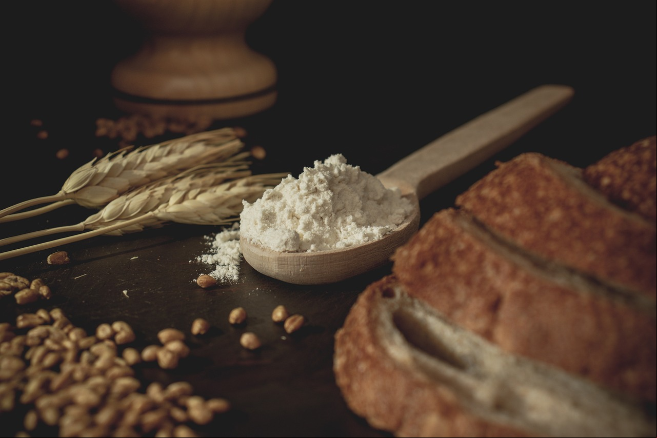 A farinha é feita da aveia moída, sendo mais calórica e com menos fibras do que o farelo. Pode ser usada em receitas de pães, bolos, tortas, panquecas, biscoitos, mingau, massas de pizza, entre outras