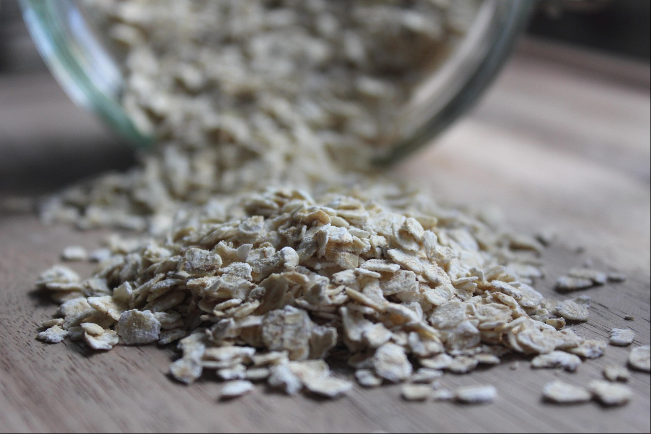 Para os nutricionistas, a aveia é considerada um cereal muito nutritivo, por possuir cálcio, ferro, proteínas, além de vitaminas, carboidratos e fibras.