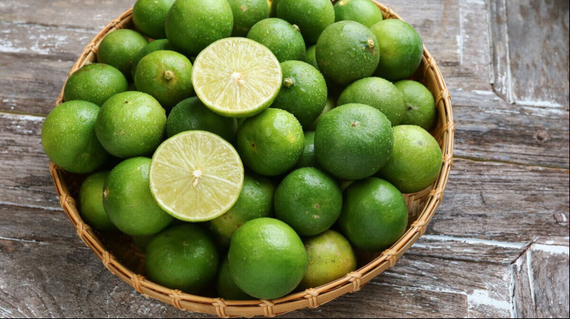 O limão oferece inúmeros benefícios para a saúde do corpo (Imagem: Preecha2531 | Shutterstock)