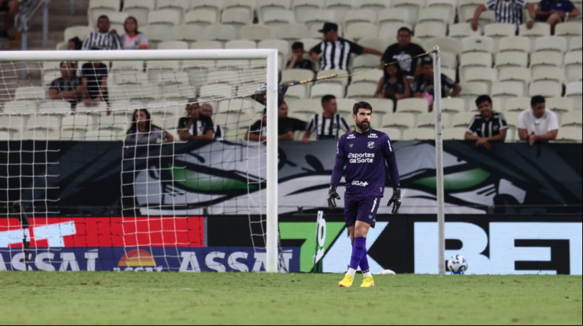 Fernando Miguel, goleiro do Ceará, durante jogo contra o Vasco pela Série A