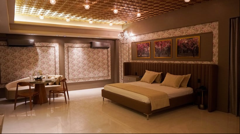 Lux Resort Motel | SuÃ­te RomÃ¢ntica: Duplex, 2 TVs de 50â³, soundbar, decoraÃ§Ã£o personalizada, automaÃ§Ã£o de iluminaÃ§Ã£o, 4 frigobares, banheira com hidro e teto solar 