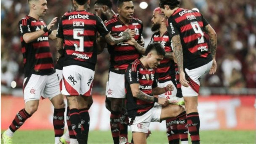 Destaque para Varela, que vem jogando muito, na lateral e no meio, mas que não é queridinho da torcida do Flamengo 
