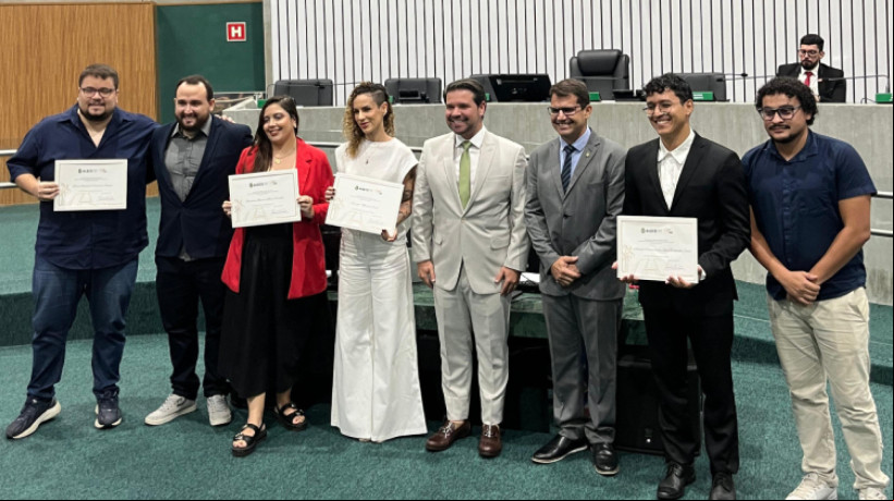 Parte dos homenageados na Alece. Da esquerda para direita: Lucas Freitas, Pedro Carvalho, Bárbara Bezerra, Geórgia Moreira Freire, Bruno Pedrosa, Rogério Pinheiro, Wanderson Trindade e Washington Lemos 