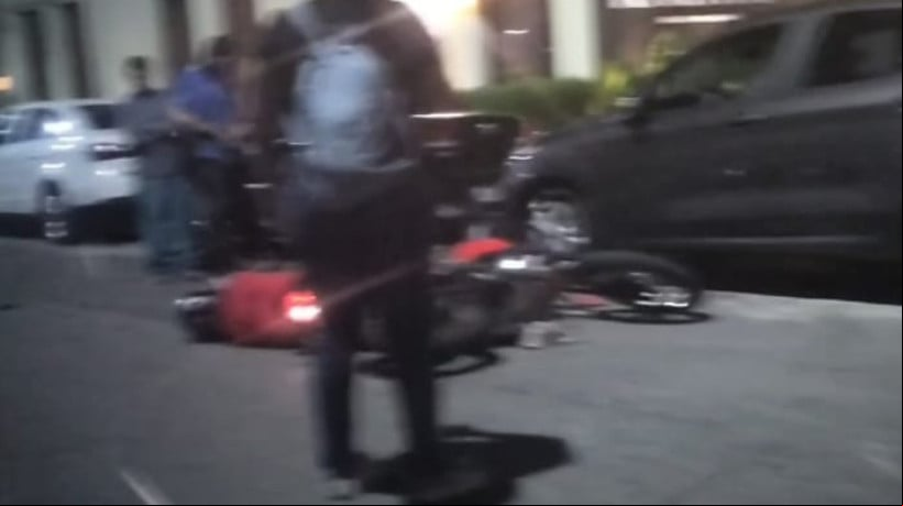 Imagens mostraram a motocicleta no chÃ£o apÃ³s o assalto  