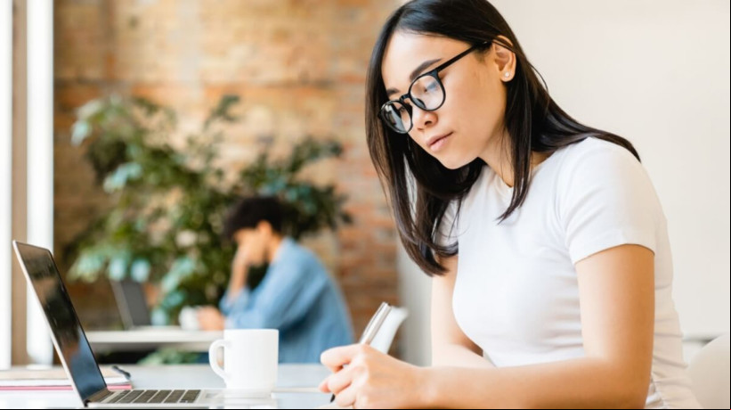 A redaÃ§Ã£o da Fuvest traz mudanÃ§as para o exame desse ano (Imagem: Inside Creative House | Shutterstock) 