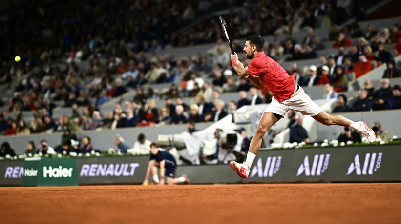 Novak Djokovic, aos 38 anos, avançou para as semifinais após vencer Zverev e quebrou recorde em Roland Garros 