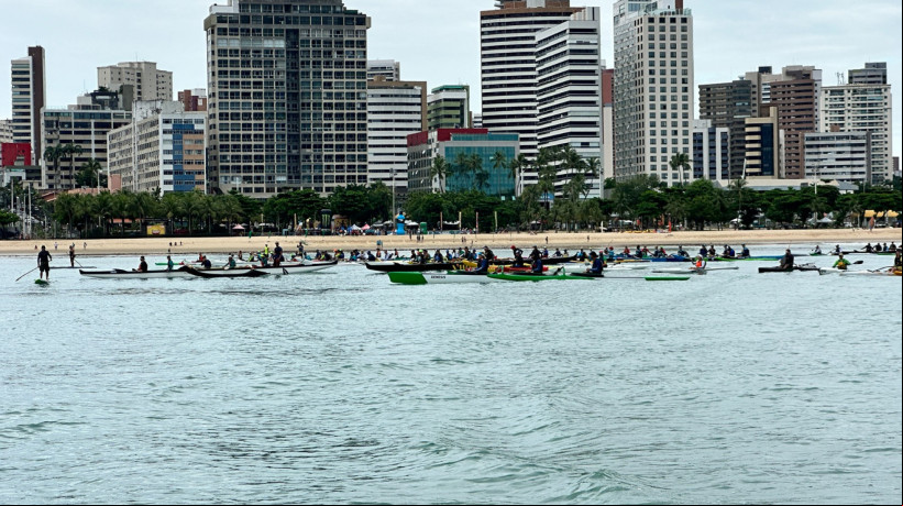 Competição de caiaque em praia na Beira Mar de Fortaleza 