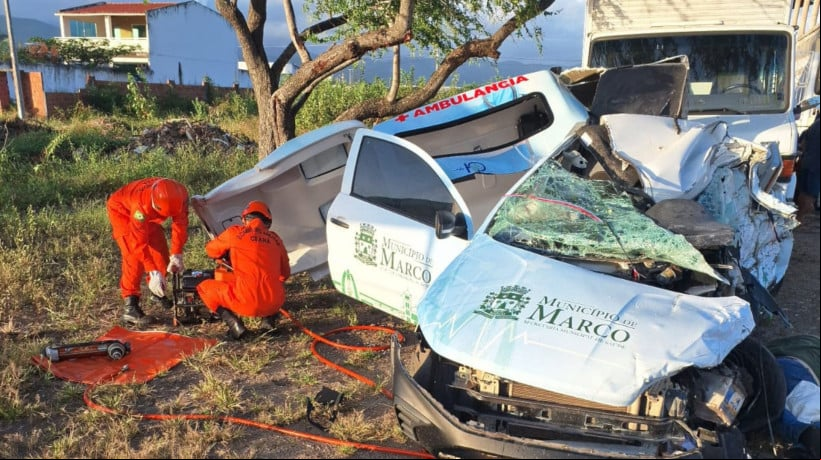 Quatro dos cinco ocupantes da ambulÃ¢ncia morreram ainda no local do acidente  