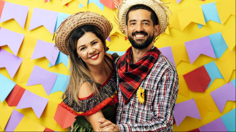 É possível transformar peças do guarda-roupa em trajes de festa junina (Imagem: Kleber Cordeiro | Shutterstock) 