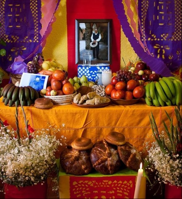 O Dia dos Mortos tem celebração com música e quitutes. As pessoas visitam cemitérios com velas, flores e os alimentos preferidos dos mortos. Em casa, fotos dos parentes ornamentam altares para que não sejam esquecidos. Acredita-se que, assim, viverão no outro lado.