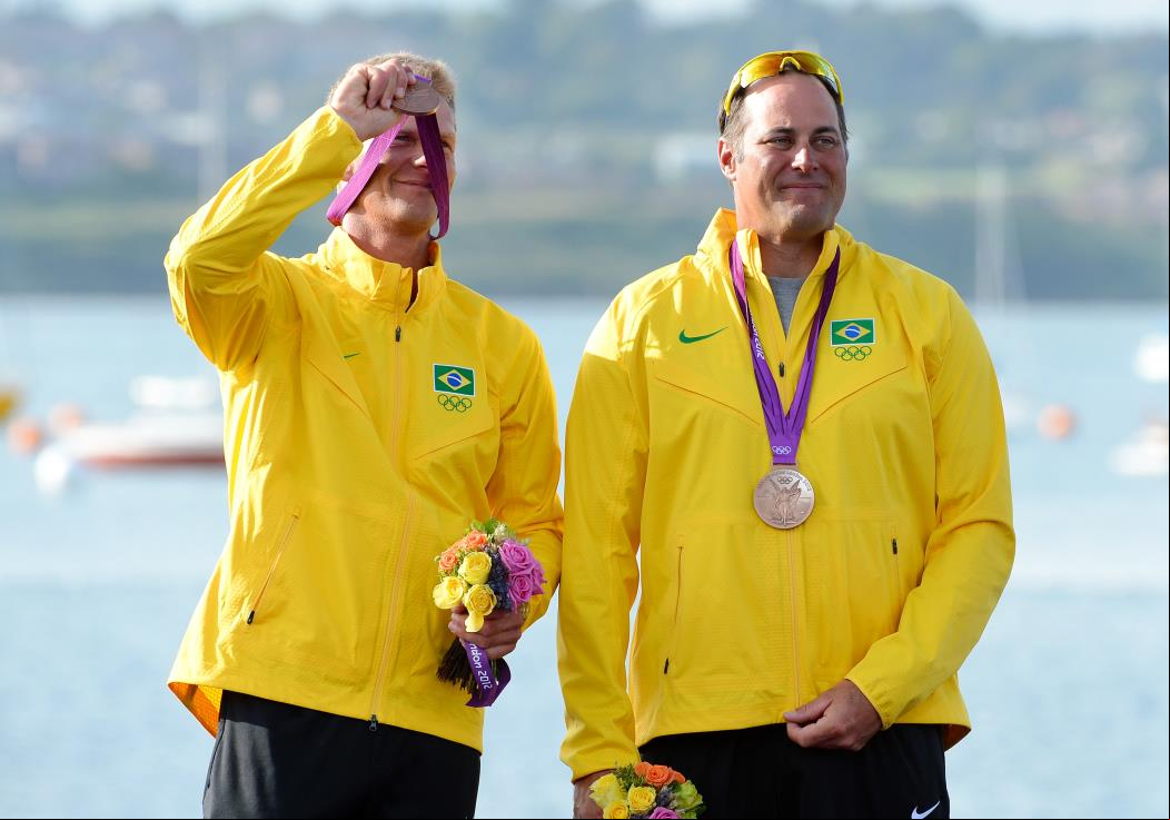 Robert Scheidt (direita) é o maior medalhista da história olímpica do Brasil, com cinco pódios até Tóquio 2020 Robert Scheidt (direita) é o maior medalhista da história olímpica do Brasil, com cinco pódios até Tóquio 2020