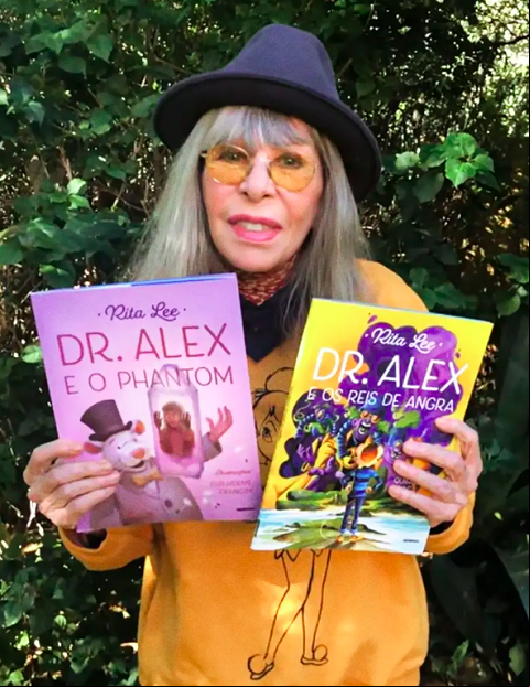 Além de sua carreira musical, Rita Lee também se aventurou como escritora, publicando diversos livros ao longo dos anos.